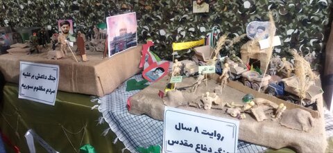 تصاویر/بازدید طلاب مدرسع علمیه کوثر زرندیه از نمایشگاه دفاع مقدس