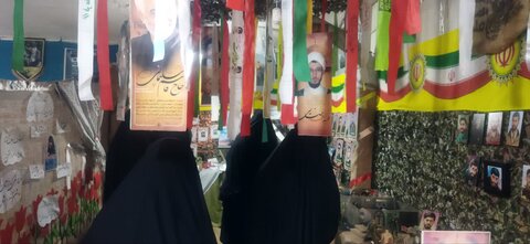 تصاویر/بازدید طلاب مدرسع علمیه کوثر زرندیه از نمایشگاه دفاع مقدس