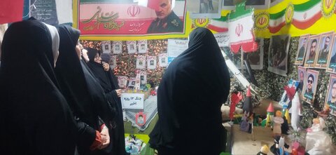 تصاویر/بازدید طلاب مدرسع علمیه کوثر زرندیه از نمایشگاه دفاع مقدس