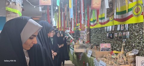 تصاویر/بازدید طلاب مدرسع علمیه کوثر زرندیه از نمایشگاه دفاع مقدس