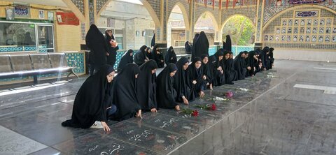 تصاویر/مراسم غبارروبی و تجدید میثاق با شهدا با حضور طلاب مدرسه علمیه الهیه ساوه