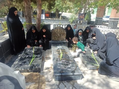 تصاویری از حضور طلاب بسیجی پایگاه نرجسیه مدرسه علمیه حضرت زهرا(س) سنجان در مزار شهدای فیجان