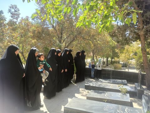 تصاویری از حضور طلاب بسیجی پایگاه نرجسیه مدرسه علمیه حضرت زهرا(س) سنجان در مزار شهدای فیجان