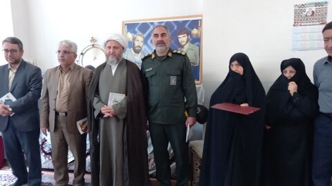 تصاویر/دیدار امام جمعه و اعضای شورای تامین شهرستان آران و بیدگل با خانواده شهدای دفاع مقدس