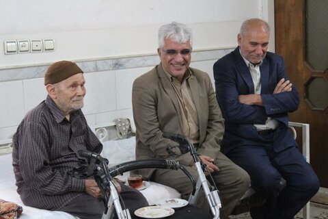 تصاویر/دیدار امام جمعه و اعضای شورای تامین شهرستان آران و بیدگل با خانواده شهدای دفاع مقدس