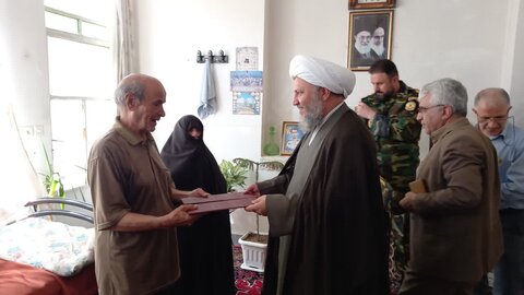 تصاویر/دیدار امام جمعه و اعضای شورای تامین شهرستان آران و بیدگل با خانواده شهدای دفاع مقدس