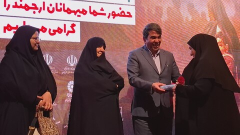 تصاویر/ تجلیل از خانواده شهدای جنگ ۱۲ روزه کرمانی در ویژه برنامه زنان کویر، آسمان ایثار