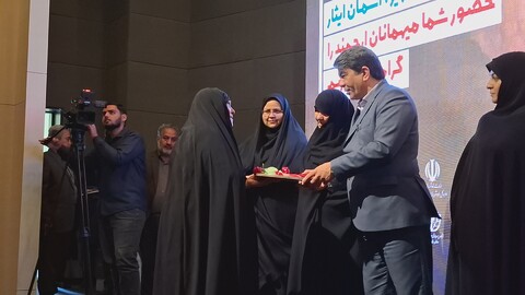 تصاویر/ تجلیل از خانواده شهدای جنگ ۱۲ روزه کرمانی در ویژه برنامه زنان کویر، آسمان ایثار