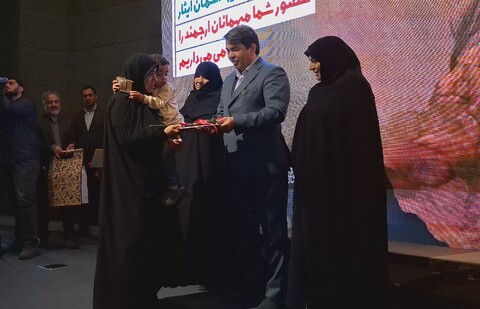 تصاویر/ تجلیل از خانواده شهدای جنگ ۱۲ روزه کرمانی در ویژه برنامه زنان کویر، آسمان ایثار