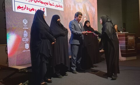 تصاویر/ تجلیل از خانواده شهدای جنگ ۱۲ روزه کرمانی در ویژه برنامه زنان کویر، آسمان ایثار