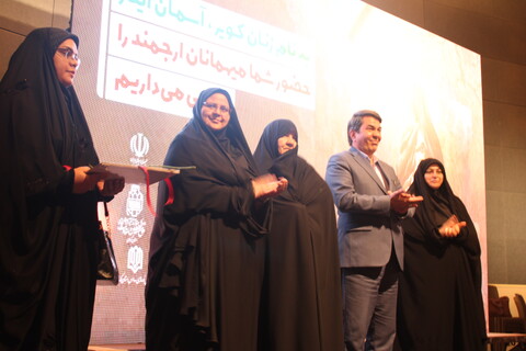 تصاویر/ تجلیل از خانواده شهدای جنگ ۱۲ روزه کرمانی در ویژه برنامه زنان کویر، آسمان ایثار