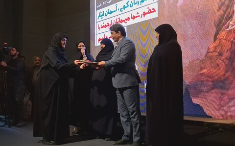 تصاویر/ تجلیل از خانواده شهدای جنگ ۱۲ روزه کرمانی در ویژه برنامه زنان کویر، آسمان ایثار