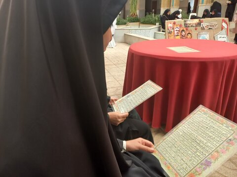 تصاویر/ برپایی محفل نورانی قرآن‌خوانی در ساوه به مناسبت هفته دفاع مقدس