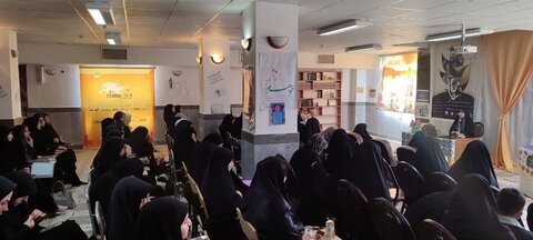 تصاویر/ دوره معرفتی بانوی مجاهد و دوره توانمند سازی بانوان کنشگر میدانی در شاهین دژ برگزار شد