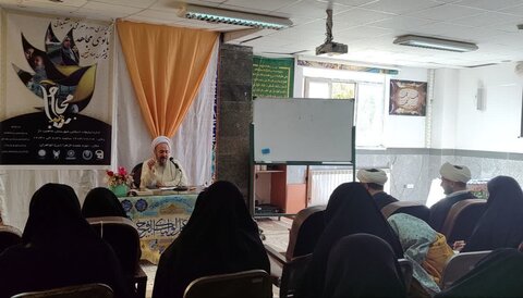 تصاویر/ دوره معرفتی بانوی مجاهد و دوره توانمند سازی بانوان کنشگر میدانی در شاهین دژ برگزار شد