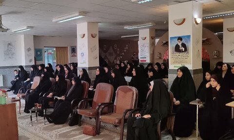 تصاویر/ دوره معرفتی بانوی مجاهد و دوره توانمند سازی بانوان کنشگر میدانی در شاهین دژ برگزار شد