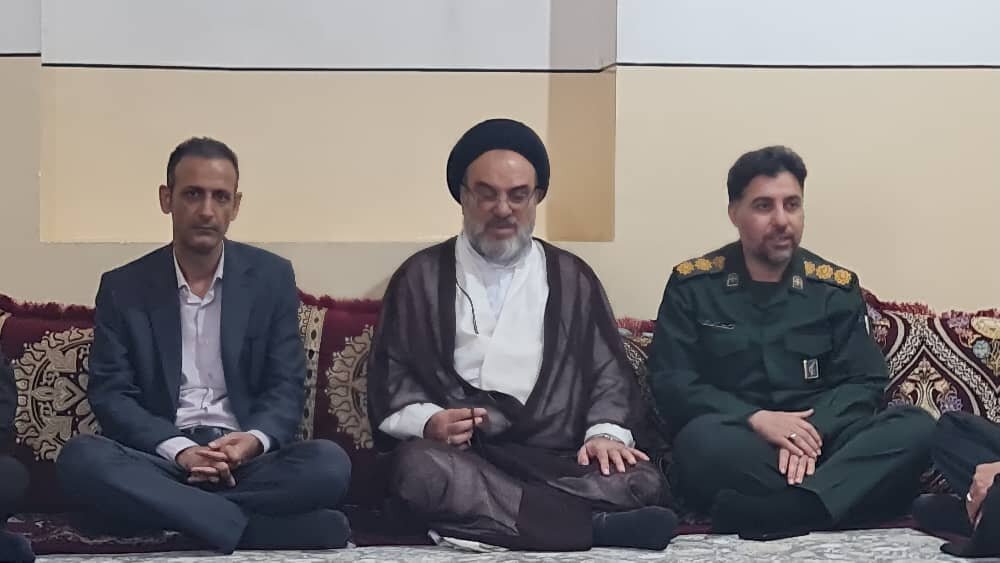 دیدار امام جمعه جم با خانواده شهدای بخش ریز+ عکس