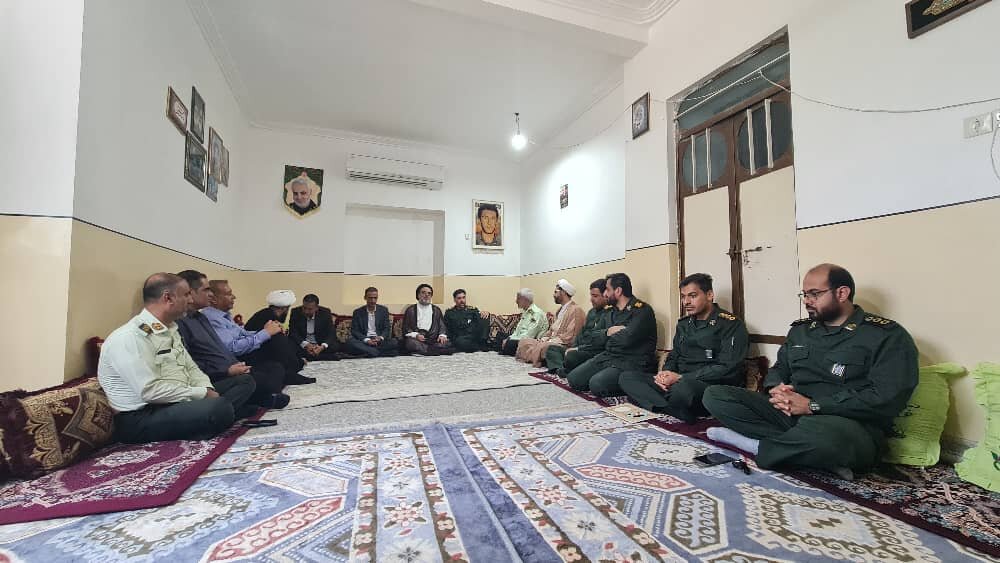 دیدار امام جمعه جم با خانواده شهدای بخش ریز+ عکس