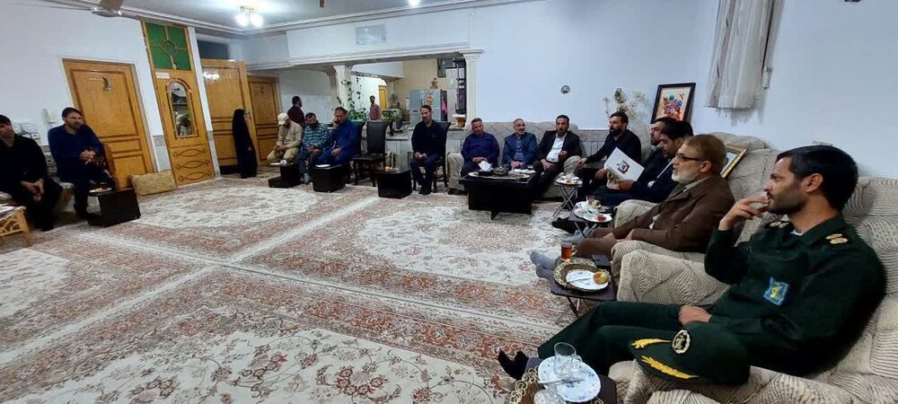 مداحان آران و بیدگل با خانواده شهید حجتالله دهقانی دیدار کردند+عکس