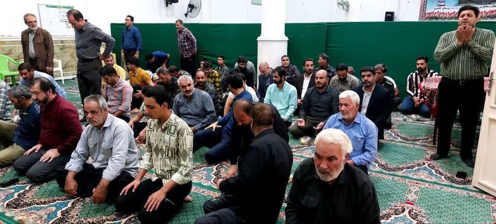 مداحان آران و بیدگل با خانواده شهید حجت‌الله دهقانی دیدار کردند+عکس