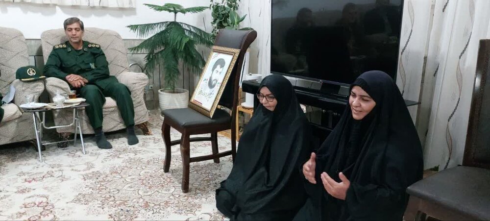 مداحان آران و بیدگل با خانواده شهید حجتالله دهقانی دیدار کردند+عکس