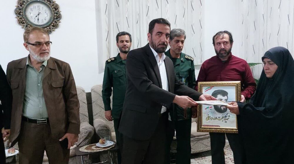 مداحان آران و بیدگل با خانواده شهید حجت‌الله دهقانی دیدار کردند+تصاویر