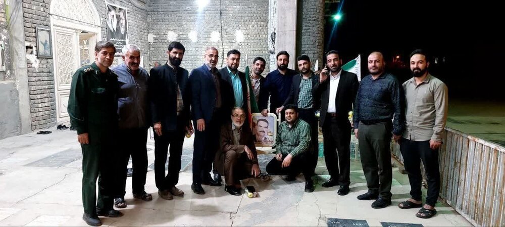 مداحان آران و بیدگل با خانواده شهید حجت‌الله دهقانی دیدار کردند+عکس