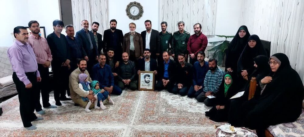 مداحان آران و بیدگل با خانواده شهید حجت‌الله دهقانی دیدار کردند+عکس