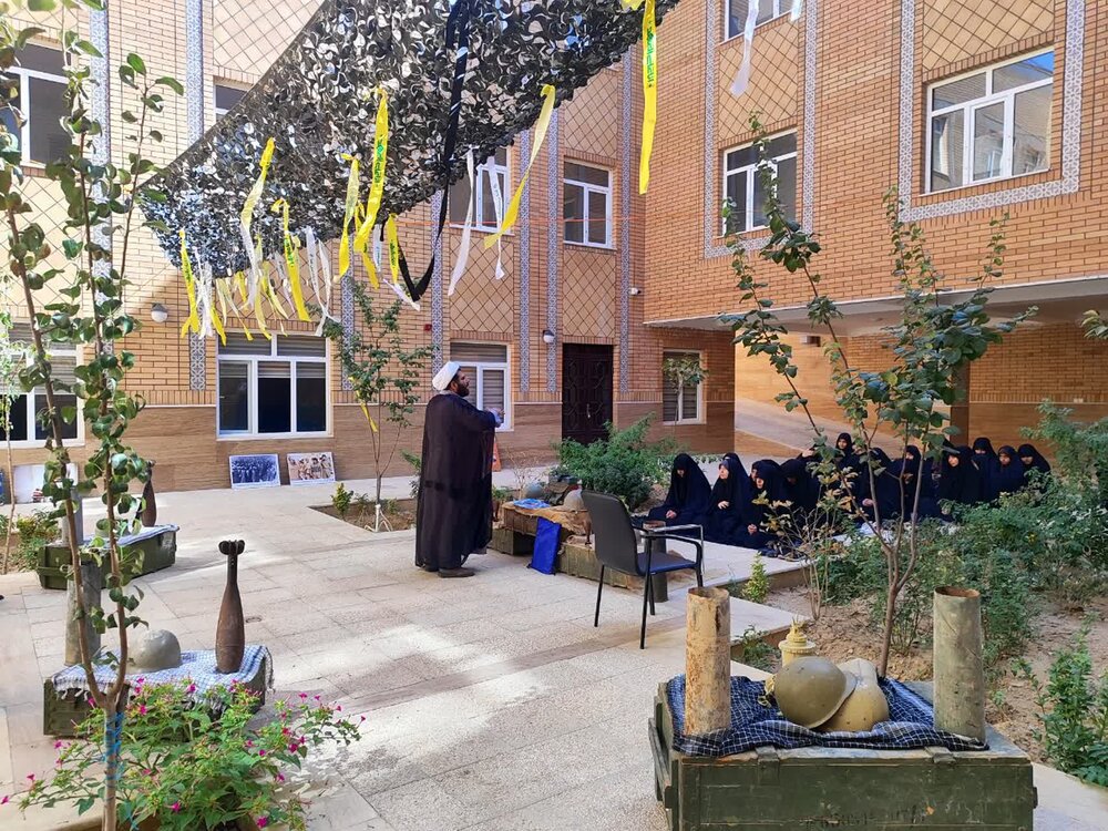 کلیپ| برگزاری مراسم گرامیداشت هفته دفاع مقدس در مدرسه علمیه ریحانه النبی اراک