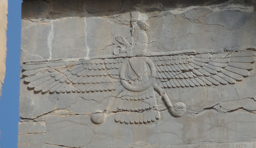 شعار زرتشتی «پندار نیک، گفتار نیک، کردار نیک»؛ ظاهر زیبا، باطن مبهم