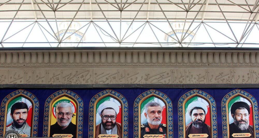 تمثال شهدا زینت بخش حرم مطهر بانوی کرامت شد