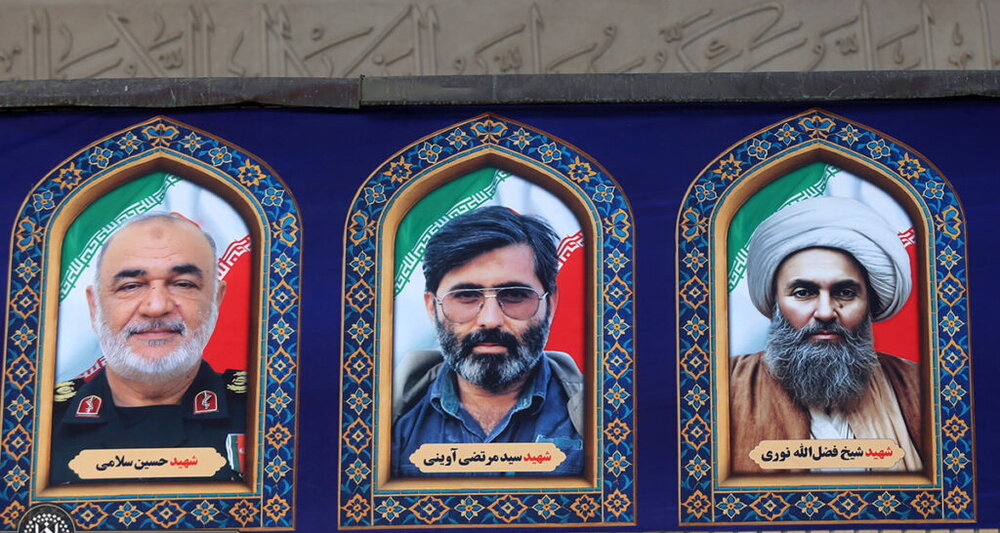 تمثال شهدا زینت بخش حرم مطهر بانوی کرامت شد