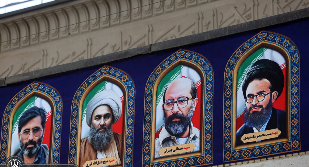 تمثال شهدا زینت بخش حرم مطهر بانوی کرامت شد