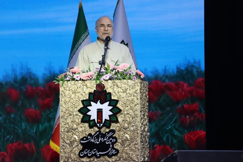 فرهنگ شهادت و ایثار متعلق به همه نسل‌ها، عصرها و اقشار است/ مردم علی‌رغم فشار ناشی از اسنپ‌بک، روی عزت خود پا نمی‌گذارند