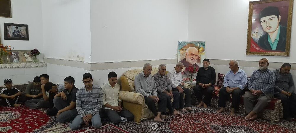 تجلیل امام جماعت مسجد فاطمیه(س) آران وبیدگل از خانواده طلبه شهید گوهری+عکس