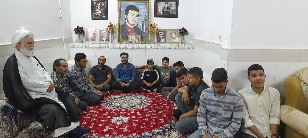 تجلیل امام جماعت مسجد فاطمیه(س) آران وبیدگل از خانواده طلبه شهید گوهری+عکس