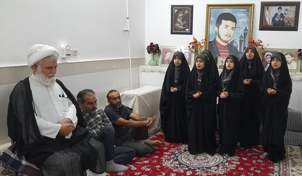 تجلیل امام جماعت مسجد فاطمیه(س) آران وبیدگل از خانواده طلبه شهید گوهری+عکس