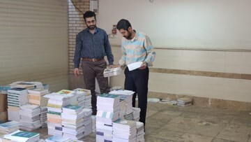 تصاویر/ آغاز توزیع کتب درسی سال تحصیلی جدید در مدارس علمیه خواهران استان خوزستان