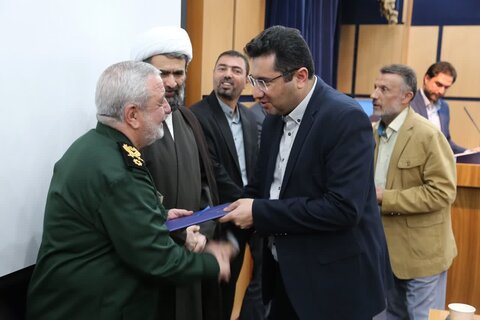 تصاویر / مراسم هفته دفاع مقدس با حضور مشاور فرمانده کل سپاه پاسداران انقلاب اسلامی کل کشور در دادگستری استان قزوین