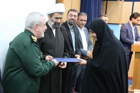 تصاویر / مراسم هفته دفاع مقدس با حضور مشاور فرمانده کل سپاه پاسداران انقلاب اسلامی کل کشور در دادگستری استان قزوین