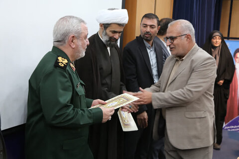 تصاویر / مراسم هفته دفاع مقدس با حضور مشاور فرمانده کل سپاه پاسداران انقلاب اسلامی کل کشور در دادگستری استان قزوین