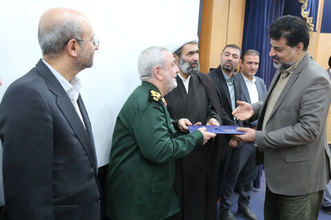 تصاویر / مراسم هفته دفاع مقدس با حضور مشاور فرمانده کل سپاه پاسداران انقلاب اسلامی کل کشور در دادگستری استان قزوین