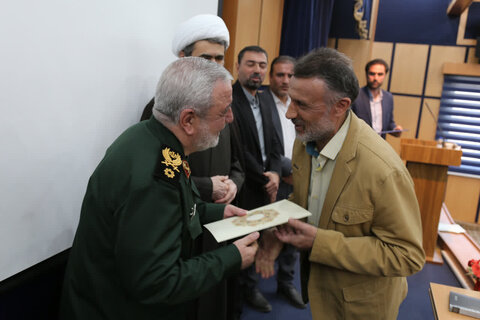 تصاویر / مراسم هفته دفاع مقدس با حضور مشاور فرمانده کل سپاه پاسداران انقلاب اسلامی کل کشور در دادگستری استان قزوین