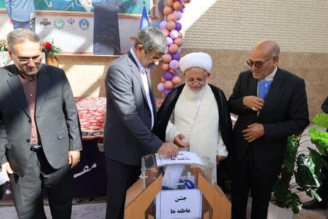 تصاویر/ نواختن جشن عاطفه ها با حضور آیت الله ناصری و استانداریزد