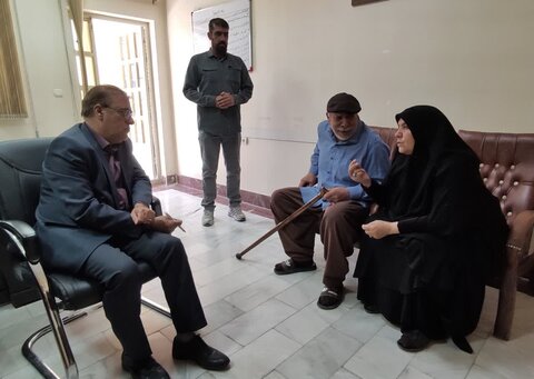 تصاویر دیدار چهره به چهره مدیرکل بنیاد شهید لرستان با خانواده‌های شهدا و ایثارگران