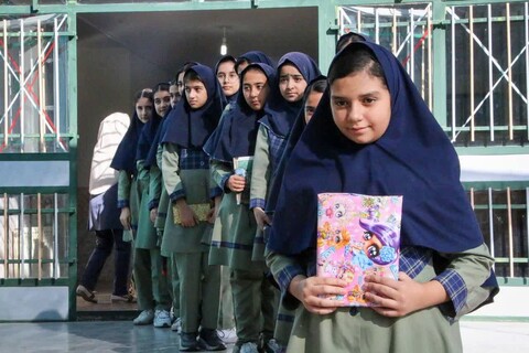 تصاویر/ آئین جشن عاطفه‌ها به مناسبت آغاز سال تحصیلی و بازگشایی مدارس با هدف حمایت از ۶۵۰۰ دانش آموز در شهرستان سمنان