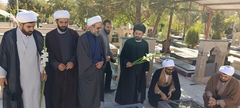 تصاویر عطرافشانی گلزار شهدای دلفان