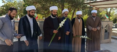 تصاویر عطرافشانی گلزار شهدای دلفان