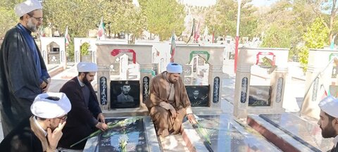 تصاویر عطرافشانی گلزار شهدای دلفان