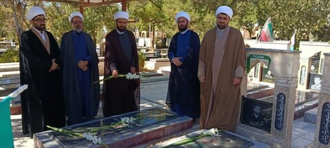 تصاویر عطرافشانی گلزار شهدای دلفان